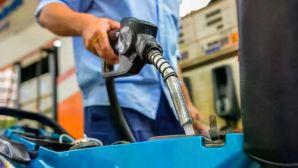 Giá xăng dầu hôm nay chiều 9/8: Xăng E5 neo mức thấp hiếm thấy, xăng E10 bao nhiêu một lít?