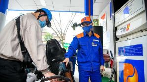 Giá xăng dầu chiều nay 10/8: Xăng RON 92 rất gần đáy, E10 ‘rộng cửa’ xuống 19.000 đồng/lít, bảng giá đầy bình ô tô Mazda