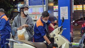 Giá xăng dầu hôm nay 11/8: Xăng RON E10 và RON 92 ‘rộng đường’ xuống 17.000 đồng/lít, giá đầy bình xe côn tay 150-155cc