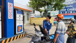 Giá xăng dầu trưa nay 10/8: E10 ‘sáng cửa’ về dưới 18.000 đồng/lít, RON 92 đã rẻ hơn 8.300 đồng, giá lăn bánh Honda CR-V