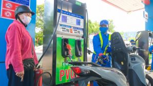 Giá xăng dầu hôm nay 12/8: Dầu diesel rẻ hơn đỉnh 17.236 đồng, RON 92 và E10 ‘bán như cho’, giá lăn bánh VinFast VF 5