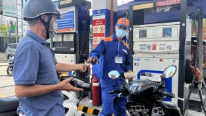 Giá xăng dầu tối nay 11/8: Xăng RON 92 giảm sâu cách đáy 2.537 đồng, E10 rẻ hơn đỉnh 9.096 đồng, bảng giá đầy bình xe số