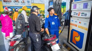 Giá xăng dầu trưa 11/8: Dầu diesel sát đáy, xăng RON 92 và E10 rẻ hơn đỉnh 8.300-9.000 đồng, giá lăn bánh Hyundai Accent
