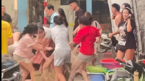 Công an Hà Nội thông tin vụ nhóm người hành hung cô gái và nam thanh niên giữa đường