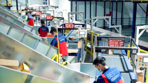LOGISTICS THỜI ĐẠI CÔNG NGHỆ: ROBOT VÀ AI ĐANG PHÂN LOẠI HÀNG TRIỆU BƯU KIỆN MỖI NGÀY NHƯ THẾ NÀO?