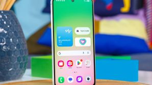 Galaxy A56 5G rẻ sập sàn tháng 8, vua tầm trung một thời có màn xịn hơn iPhone 17e, ngang iPhone 17