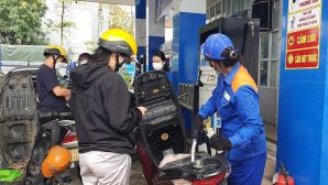 Giá xăng dầu chiều nay 12/8: Xăng E10 đã rẻ hơn đỉnh 9.096 đồng, RON 92 sắp về đáy mới cực rẻ, giá đầy bình xe ga 110cc