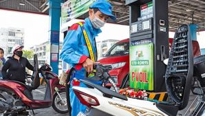 Giá xăng dầu tối nay 16/8: Xăng E5 RON 92 rất gần đáy, E10 RON 95 đã rẻ hơn đỉnh 9.301 đồng, giá đầy bình các mẫu xe số