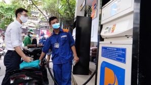 Giá xăng dầu chiều nay 17/8: Dầu diesel giảm liên tục, xăng RON 92 và E10 cách đáy 2.100 đồng, giá lăn bánh VinFast VF 8