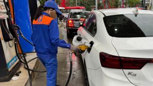 Giá xăng dầu hôm nay 18/8: Xăng E10 và RON 92 cùng giảm sâu, dầu diesel cách đỉnh 17.547 đồng, giá lăn bánh VinFast VF 7