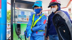 Giá xăng dầu tối nay 17/8: xăng E5 RON 92 giảm ‘sập sàn’, E10 RON 95 cách đáy mong manh, giá đầy bình xe ga 150-160cc