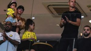 Vợ chồng Ronaldo lần đầu lộ diện sau hôn lễ, ngoại hình khác lạ của nam cầu thủ lập tức gây chú ý