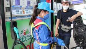 Giá xăng dầu trưa nay 18/8: Dầu diesel áp sát đáy, xăng RON 92 và E10 đã ‘rẻ như rau’, giá đầy bình xe côn tay 150-155cc