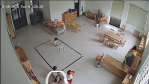 Phụ huynh zoom cận cảnh con trai đi theo cô giáo mầm non vào góc khuất camera, nội tình gây bất ngờ?
