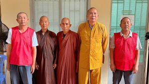 Phát hiện gì khi kiểm tra nơi ở của nhóm người Trung Quốc giả tu sĩ mời gọi, bán hàng ở chợ Bến Thành?