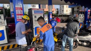 Giá xăng dầu hôm nay 21/8: Xăng E10 rẻ hơn đỉnh 8.750 đồng, RON 92 cách đáy chỉ 2.642 đồng, giá lăn bánh Hyundai Accent