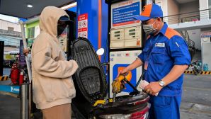 Giá xăng dầu hôm nay 21/8: E10 RON95 và E5 RON92 'bay màu' 9.000 đồng từ đỉnh, Diesel rẻ bèo, giá đầy bình xe máy Yamaha