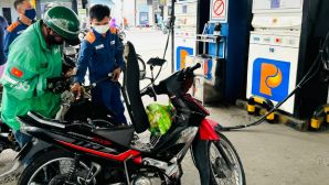 Giá xăng dầu trưa nay 20/8: Xăng RON 92 giảm về gần đáy, E10 rẻ hơn đỉnh gần 10.000 đồng, giá lăn bánh Hyundai Grand i10
