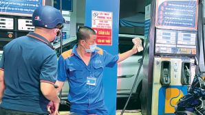Giá xăng dầu chiều nay 21/8: Xăng E10 RON 95 đã rẻ hơn đỉnh gần 9.000 đồng, E5 RON 92 sát đáy, giá đầy bình xe ga 125cc