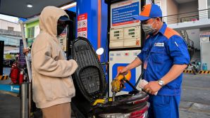 Giá xăng dầu trưa 21/8: Dầu diesel rẻ hơn đỉnh 16.000 đồng, E10 và RON 92 cách đáy 2.600 đồng, giá đầy bình ô tô Honda