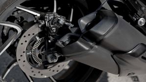‘Vua côn tay’ mới chính thức ra mắt: Phân khối lớn hơn hẳn Yamaha Exciter và Honda Winner R, giá rẻ so với trang bị