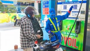 Giá xăng dầu chiều nay 22/8: Dầu diesel rẻ hơn đỉnh 16.000 đồng, E10 và RON 92 rất gần đáy, giá lăn bánh VinFast VF 9
