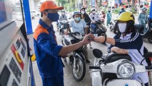Giá xăng dầu hôm nay 23/8: Xăng RON 92 'rẻ như rau', E10 giảm 2.700 đồng sẽ 'thủng đáy', giá đầy bình xe ga 150-160cc