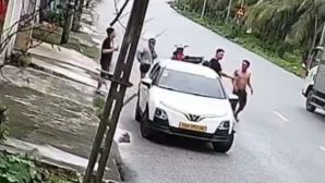 Chặn đầu ô tô rồi dùng mũ bảo hiểm tấn công tài xế, người đàn ông bị công an đưa về làm việc