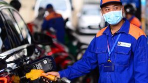 Giá xăng dầu hôm nay 24/8: RON 92 và E10 cách mốc 19.000 đồng/lít không xa, có thể 'phá đáy'? Giá lăn bánh Honda City