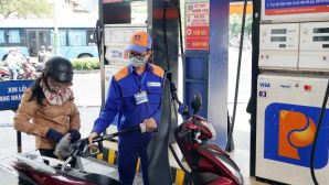 Giá xăng dầu hôm nay 26/8: RON 92 cách đáy 2.642 đồng, E10 ‘sáng cửa’ về 17.000 đồng? giá lăn bánh Toyota Corolla Cross