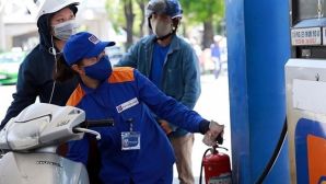 Giá xăng dầu tối 25/8: Xăng E10 RON 95 không xa 18.000 đồng/lít, E5 RON 92 sẽ ‘phá đáy’? Giá đầy bình xe côn tay 150cc