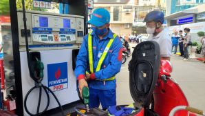 Giá xăng dầu hôm nay 26/8: Sắp giảm cực sâu, xăng E10 RON95 cực 'sáng cửa' 17.000 đồng/lít, giá đầy bình xe máy Piaggio