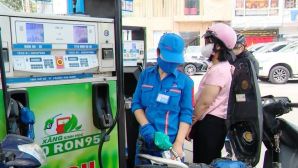 Giá xăng dầu trưa nay 27/8: Xăng E10 chỉ cách đáy hơn 2.000 đồng, RON 92 về 18.000 đồng/lít? Giá lăn bánh VinFast VF 8