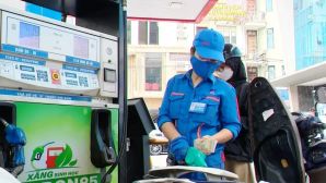 Giá xăng dầu hôm nay 28/8: E10 RON95 và E5 RON92 'rộng cửa' về 17.000 đồng, Diesel rẻ như rau, giá đầy bình xe máy Honda