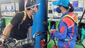 Giá xăng dầu hôm nay 30/8: Xăng E10 RON 95 giảm ‘cắm đầu’, E5 RON 92 không xa 17.000 đồng/lít, giá đầy bình xe ga 110cc