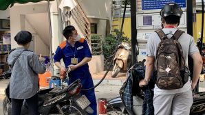 Giá xăng dầu trưa 296/8: E5 RON 92 giảm thấp hơn đỉnh 8.347 đồng, E10 RON 95 đã rất rẻ, bảng giá đầy bình xe ga 125cc