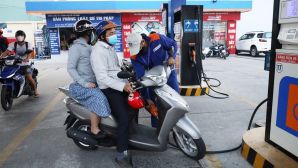 Giá xăng dầu hôm nay 31/8: E10 RON95 'rộng cửa' về 17.000 đồng, E5 RON92 trên đà cực giảm sâu, giá đầy bình xe máy Honda