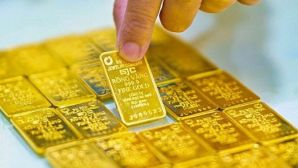 Bảng giá vàng hôm nay 31/8: Vàng SJC vàng nhẫn 9999 tăng giảm thất thường, vàng thế giới vẫn lao dốc