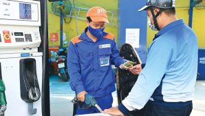 Giá xăng dầu trưa nay 31/8: Xăng RON 92 ‘tìm đường’ xuống 18.000 đồng/lít, E10 đã gần chạm đáy, giá đầy bình ô tô Mazda