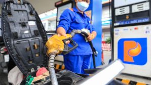 Giá xăng dầu hôm nay 5/9: E10 RON95 và E5 EON92 rất gần 18.000 đồng, Diesel giảm 'cắm đầu', giá đầy bình xe máy Piaggio