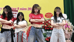 Clip học sinh mặc trang phục ‘hở hang’ nhảy tại lễ khai giảng gây tranh cãi: Hiệu trưởng nói gì?