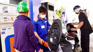 Giá xăng dầu hôm nay 8/9: Xăng E10 RON 95 rất rẻ, E5 RON 92 ‘rộng đường’ xuống 17.000 đồng/lít? Giá đầy bình xe ga 110cc