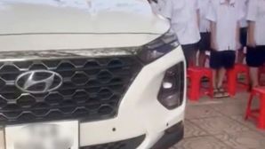 Thông tin mới vụ ô tô đỗ chình ình nơi học sinh chào cờ: Chính quyền địa phương chỉ đạo khẩn