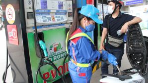 Giá xăng dầu trưa 8/9: Dầu diesel liên tiếp giảm, xăng RON 92 và E10 có xuống 17.000 đồng/lít? Giá lăn bánh VinFast VF 7