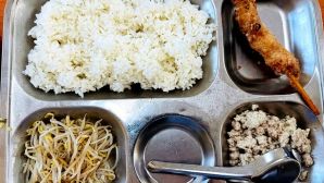 Diễn biến mới vụ suất ăn bán trú 40.000 đồng của trường tiểu học ở Hà Nội đạm bạc, học sinh chờ đến 12h mới được ăn