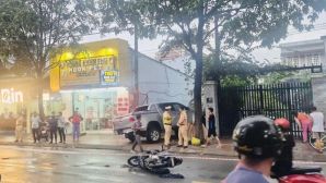 Camera ghi lại cảnh xe ô tô tông liên hoàn, chèn ngang người khiến một tài xế chạy grab tử vong