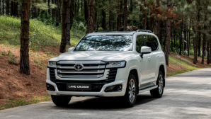 Toyota Land Cruiser 300 HEV ra mắt: ‘Quái thú’ với 457 mã lực, tiết kiệm xăng hơn bản thường