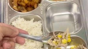 Hơn 3.200 học sinh Hà Nội vừa ăn bán trú 3 ngày đã phải đổi đơn vị: Canh đến muộn, suất ăn thiếu