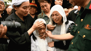Tang lễ Trung tá Trần Văn Tùng: Đồng đội, người thân, hàng xóm và nhiều người xa lạ đến tiễn biệt