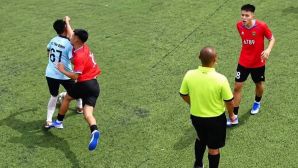 Cầu thủ U19 chơi xấu đối thủ, lao vào ‘cà khịa’ đòi ăn thua với trọng tài khi bị thẻ đỏ